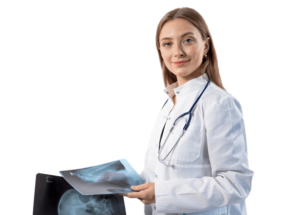женщина врач с рентгеновским снимком локтя